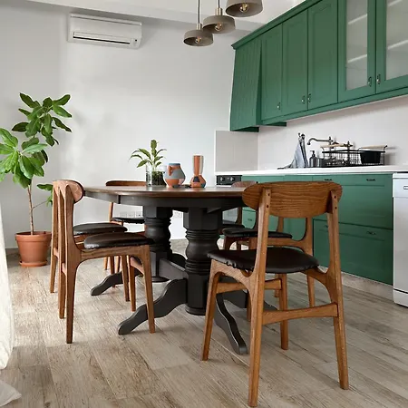 Bright With Cosy Terrace Appartamento Limisso