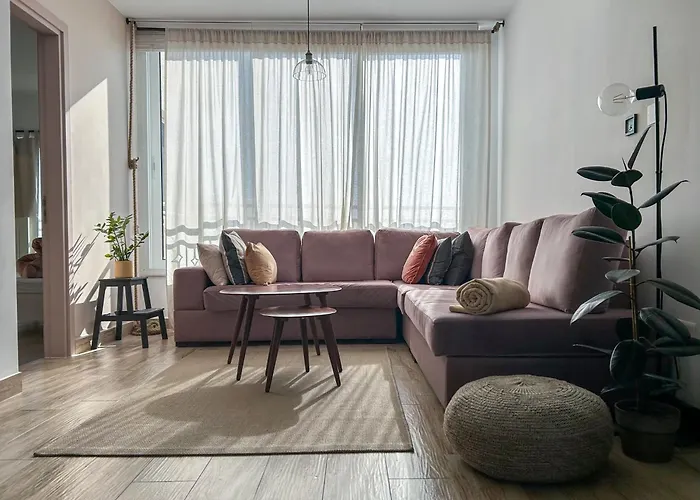 Bright With Cosy Terrace Appartamento Limisso