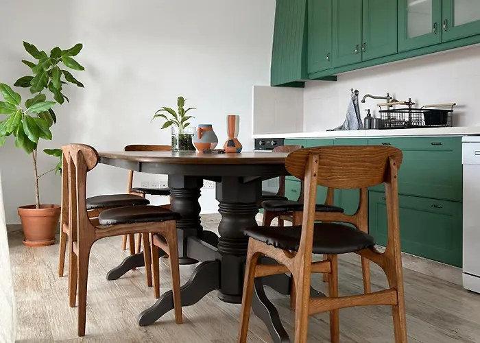 Bright With Cosy Terrace Appartamento Limisso