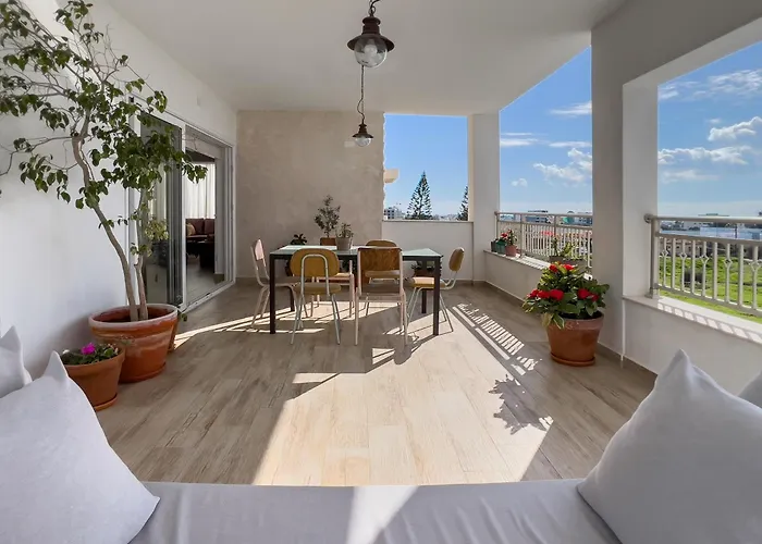 Bright With Cosy Terrace Appartamento Limisso