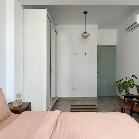 Bright With Cosy Terrace *